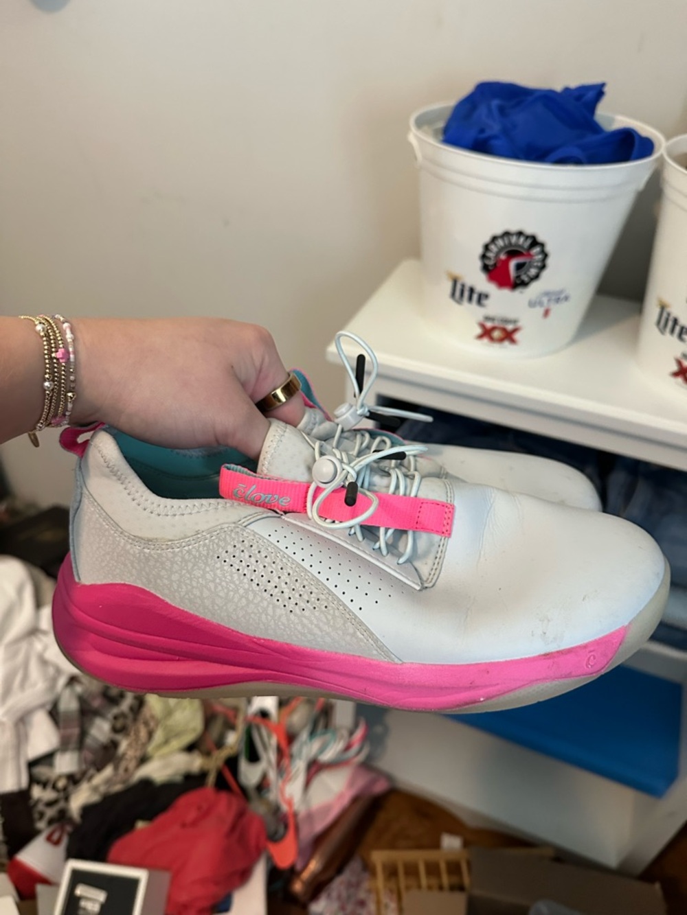 Clove nursing sneakers